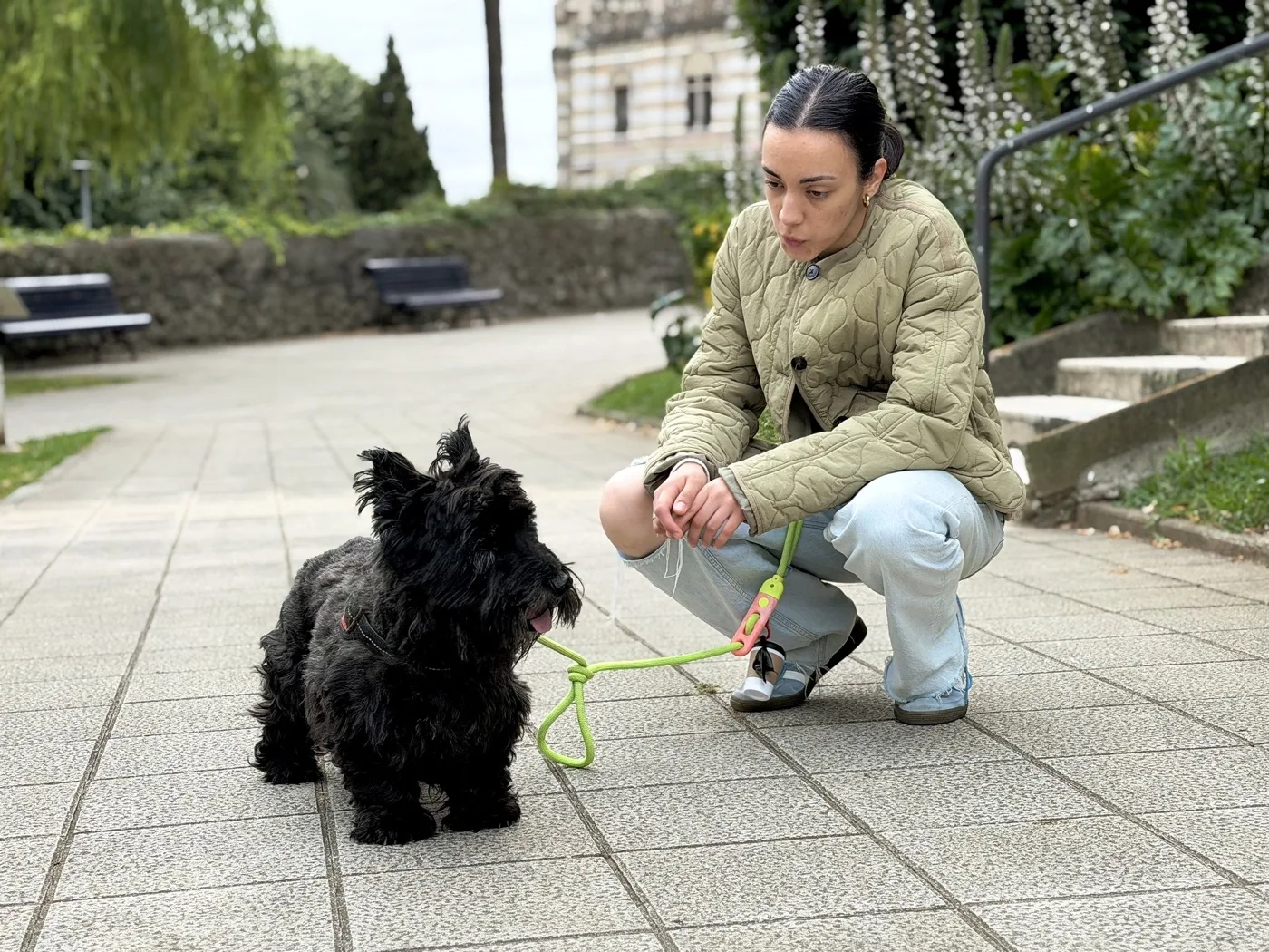 Kenya atendiendo a su cuidadora durante un paseo