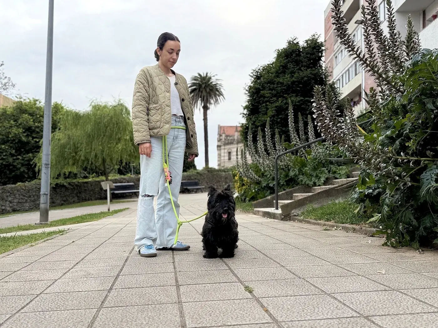 Kenya acompañada durante un paseo tranquilo en Santander